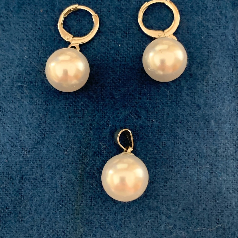 Silver earrings and pendant.